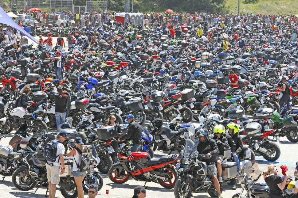 Отдельная мотоциклетная парковка SpanishGP - более 50000 мотоциклов в одном месте!