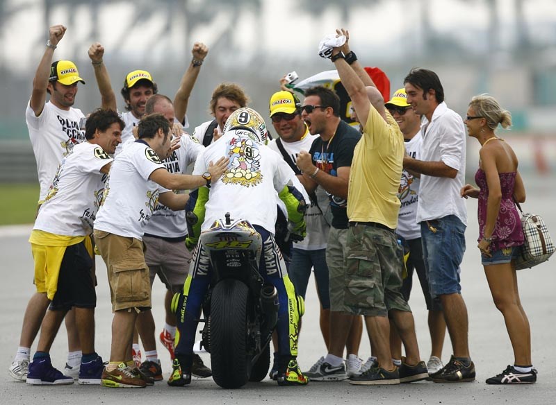 Валентино Росси взял свой 9-й титул, 7-й в MotoGP после гонки, начавшейся настоящим кошмаром