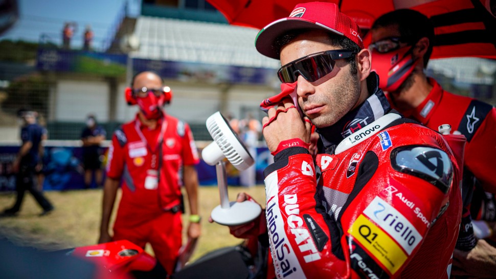 Данило Петруччи испытывал проблемы в жаркой гонке после пятничного падения