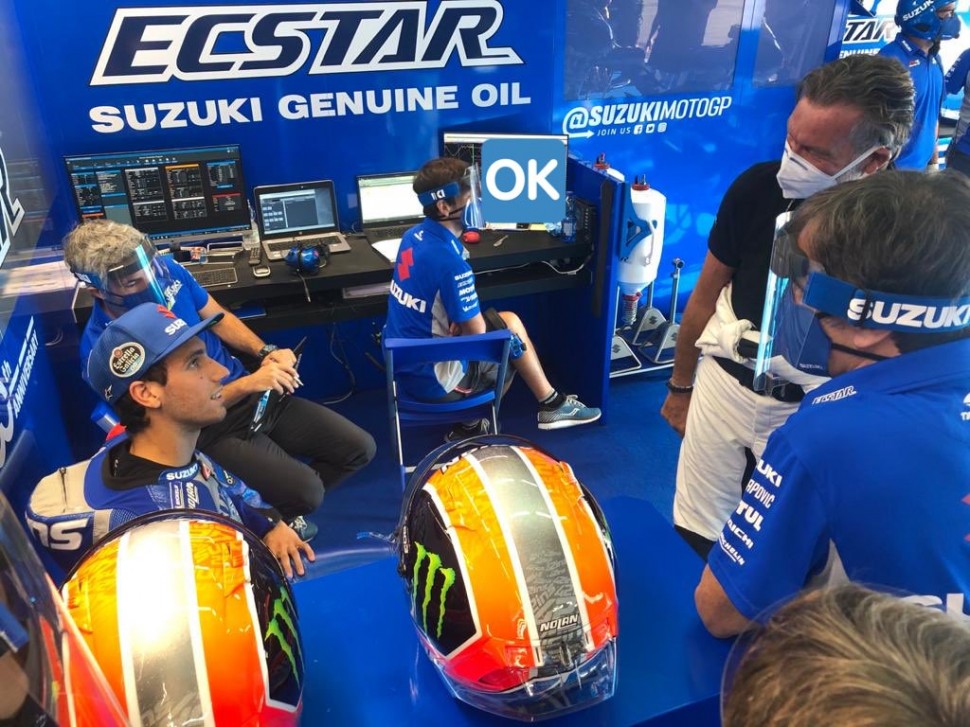 Доктор Анхель Чарте, медицинский директор MotoGP инспектирует Ринса в боксе Team Suzuki Ecstar