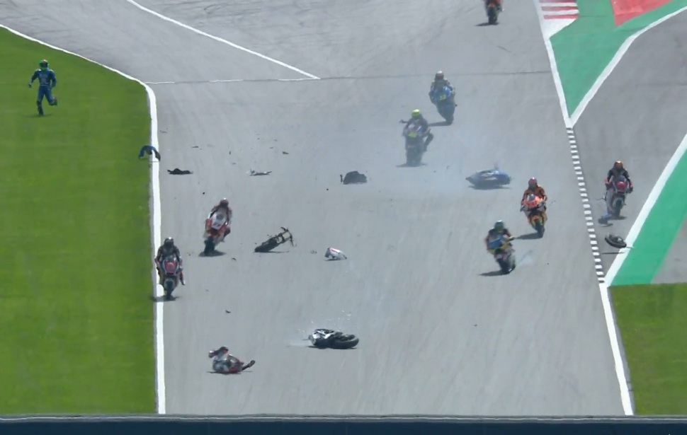 Авария после 1-го поворота, Гран-При Австрии, Moto2