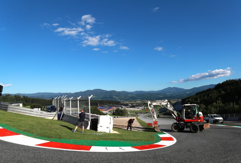 Обновление безопасности на Red Bull Ring: барьер внутри 3-го поворота увеличен на 10 метров Обновление безопасности на Red Bull Ring: барьер внутри 3-го поворота увеличен на 10 метров