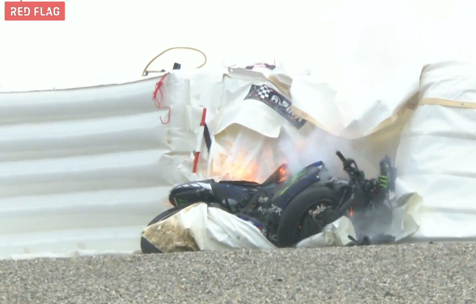От удара об ограждения Yamaha YZR-M1 Виньялеса переломился пополам и тут же загорелся