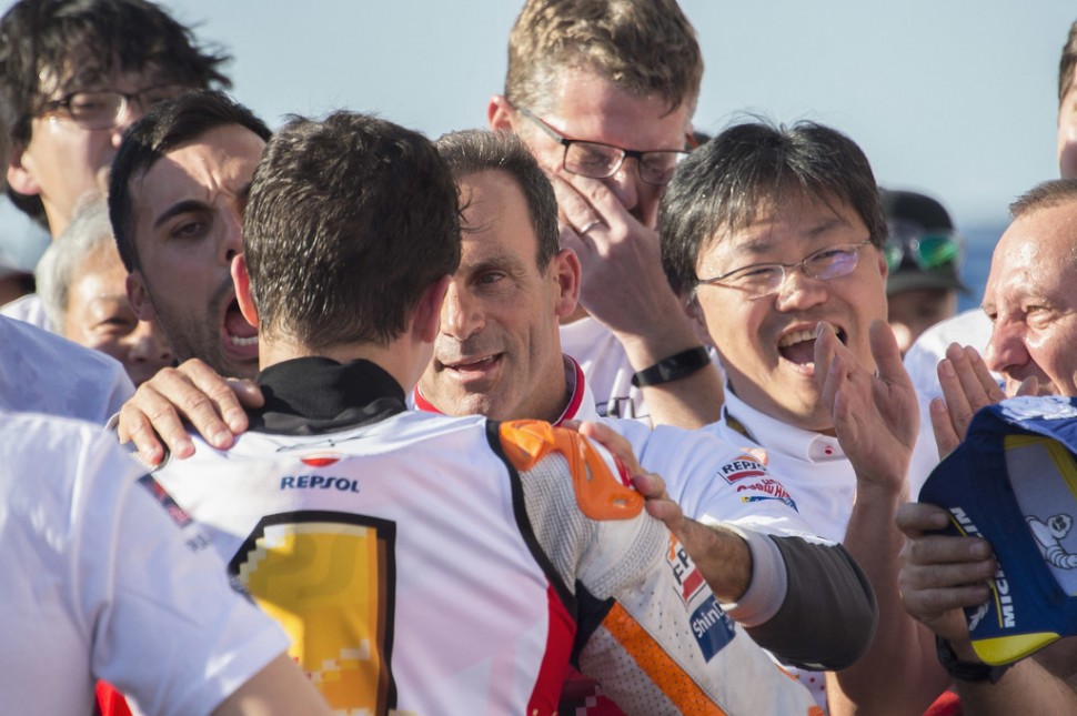 Альберто Пуч, менеджер Repsol Honda празднует очередной титул Марка Маркеса