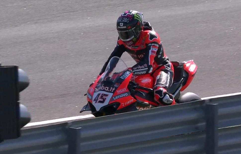 Двигатель Ducati V4 R Скотта Реддинга отказал - и пилот был вынужден выйти из схватки
