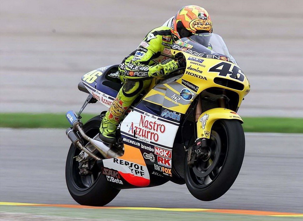 Свою первую победу в MotoGP Валентино Росси одержал на Honda NSR500R в 2000 году