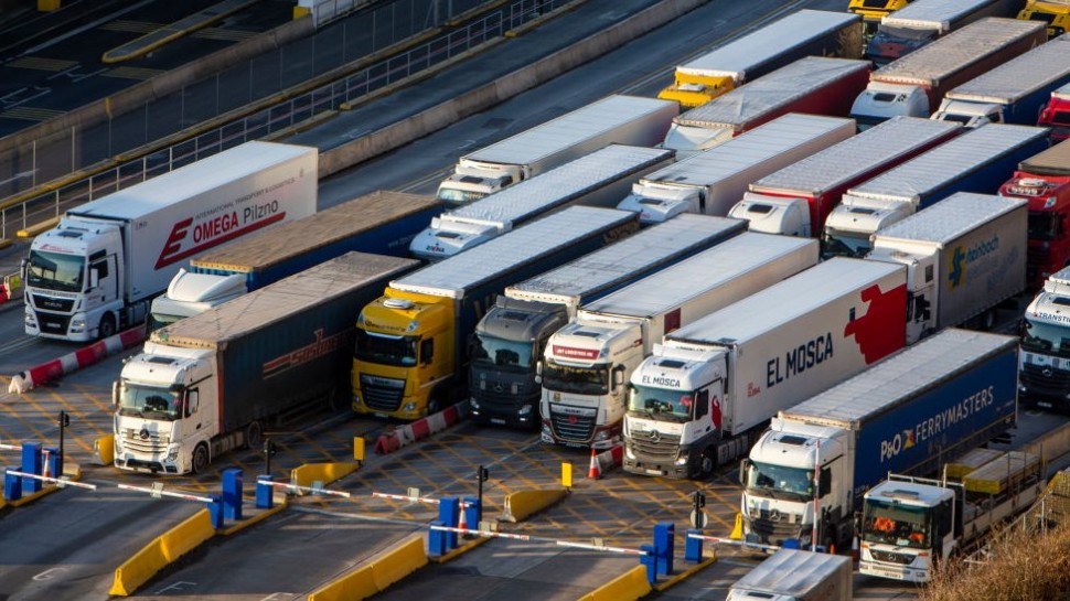 Многокилометровые очереди из грузовиков на таможне в Дувре