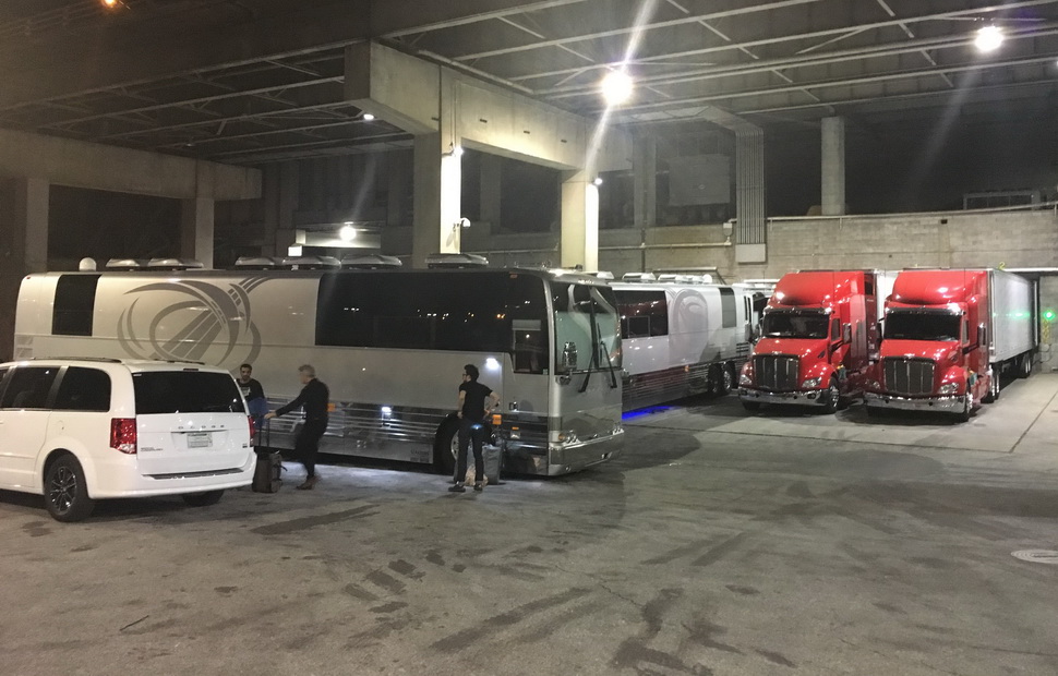 Парк техники Radiohead перед выездом на гастроли 2018 года: два автобуса, два трейлера и несколько минивенов