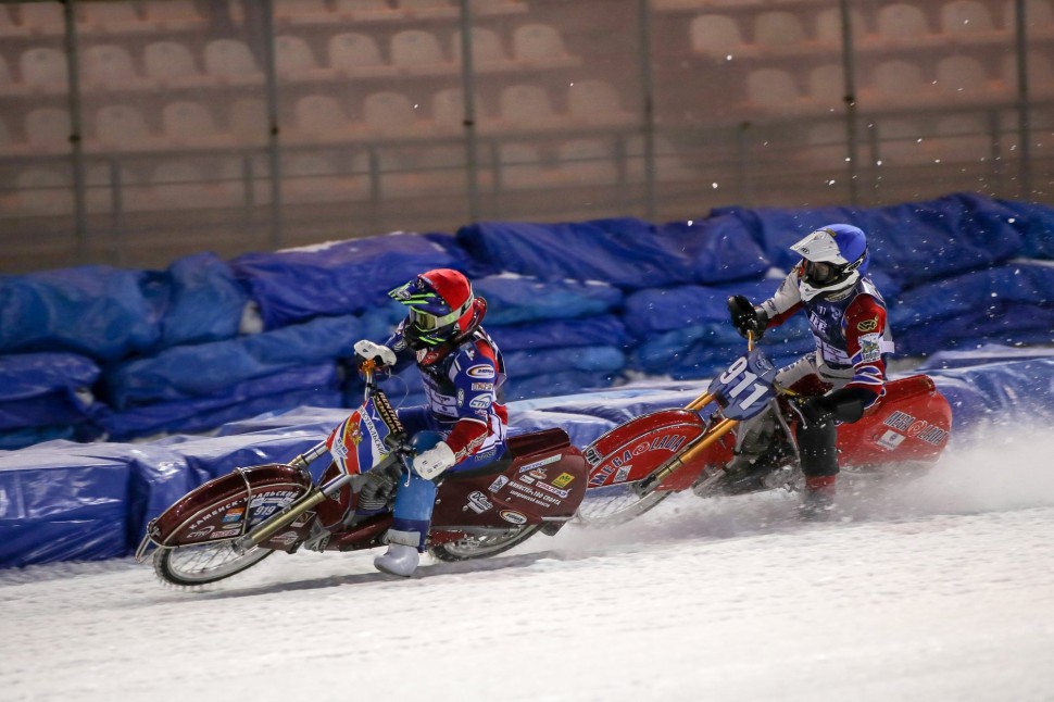 Дуэль Хомицевича и Кононова за победу в 1-м финале FIM Ice Speedway Gladiators 2021
