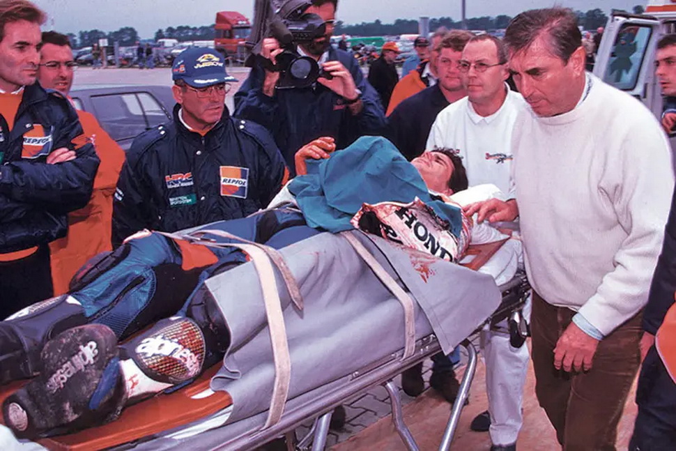 Доктор Коста всегда был первым, кто оказывался рядом с пострадавшим пилотом MotoGP: Алекс Кривье