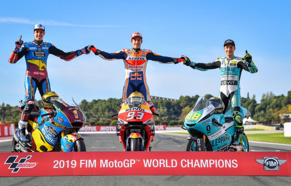 Чемпионы Мото Гран-При 2019 года: Алекс Маркес (Moto2), Марк Маркес (MotoGP) и Лоренцо Далла Порта (Moto3) 