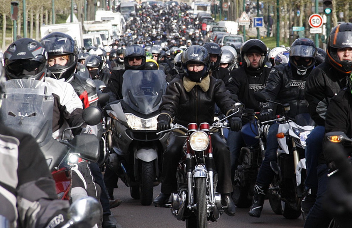 Это - акция протеста парижских мотоциклистов 10 октября 2015 года