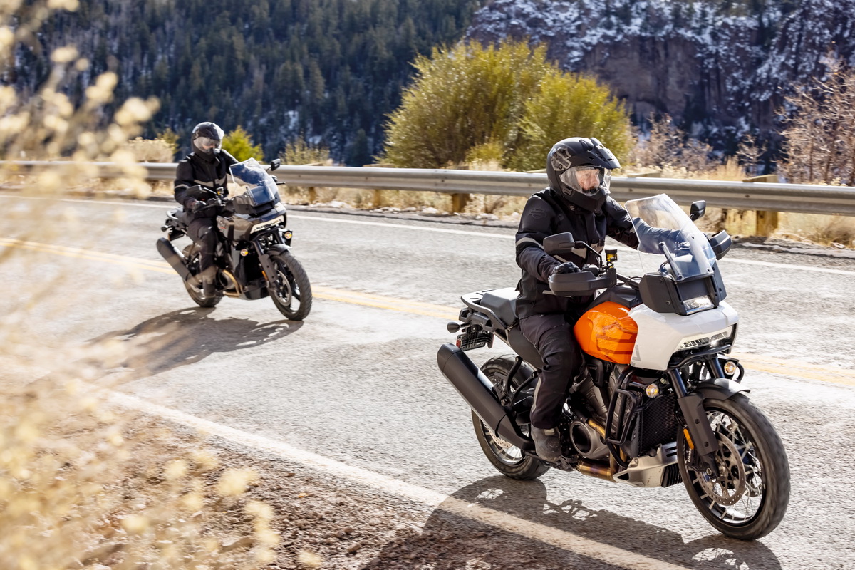 Harley-Davidson Pan America 1250 и Special выглядят более дорожными, как BMW R 1250 GS