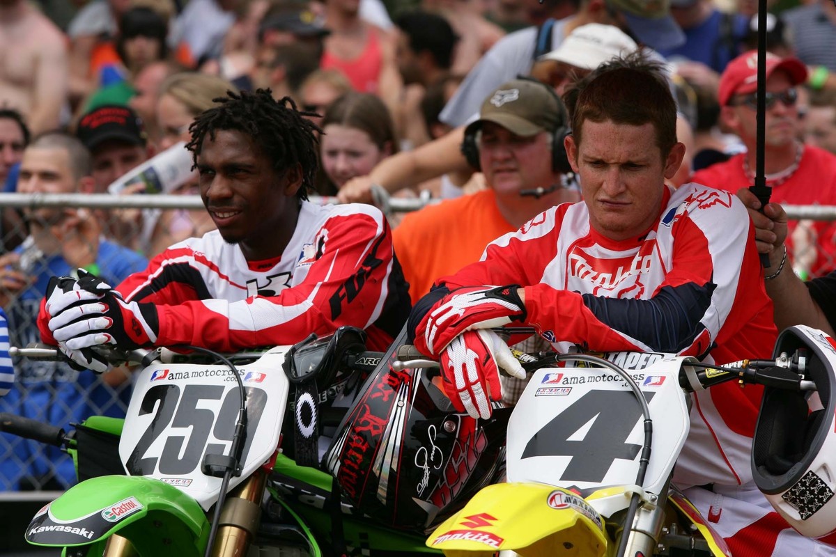Джеймс Стюарт и Рики Кармайкл перед стартом гонки AMA Supercross, 2005