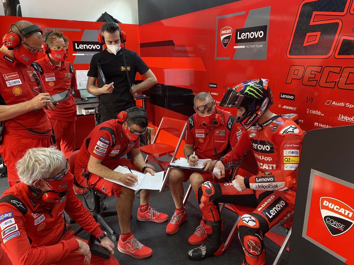 Франческо Баньяя в заводском гараже Ducati под пристальным вниманием босса