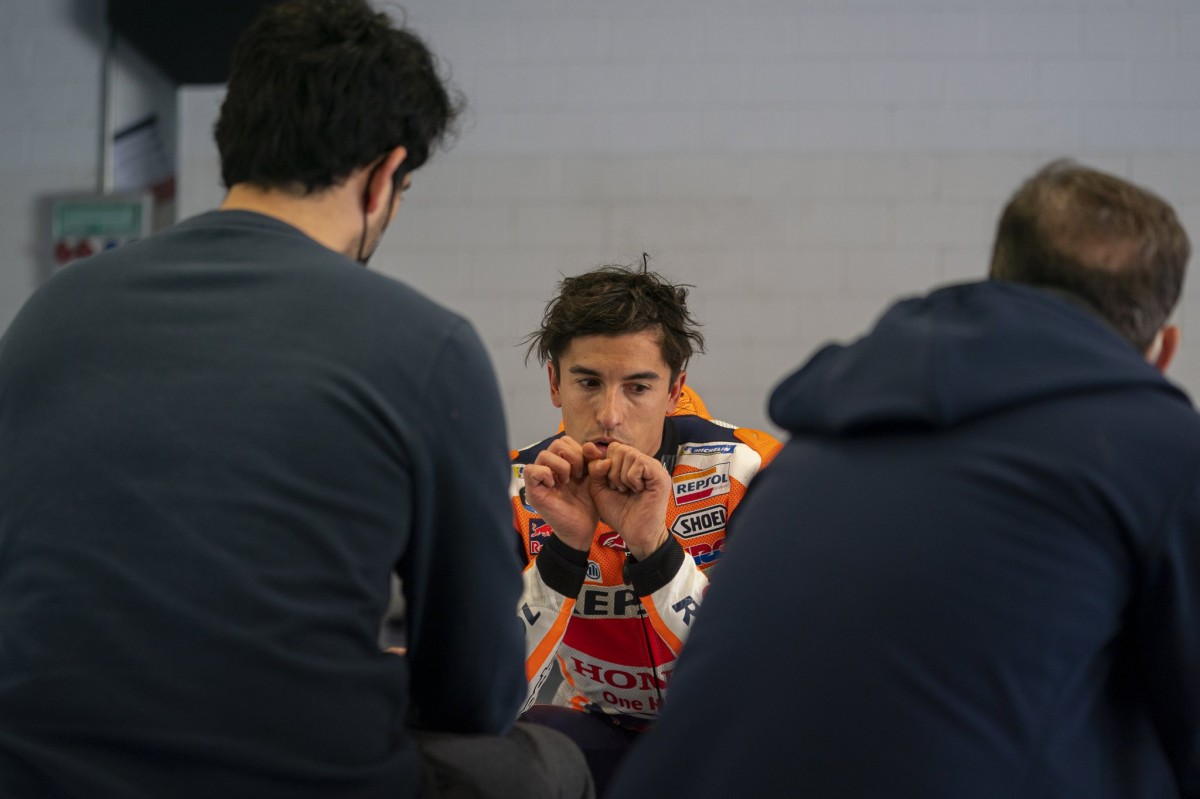 Марк Маркес в седле серийного прототипа Honda RC213V-S на приватных тестах в Барселоне