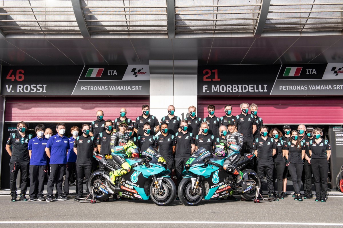 Уикенд в Катаре Petronas Yamaha SRT MotoGP начала с новой семейной фотографии