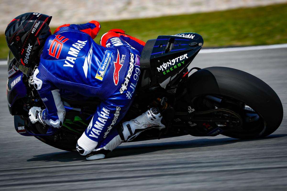 Хорхе Лоренцо на тестовом Yamaha YZR-M1 в Сепанге в феврале, следующий выход на трек - в сентябре