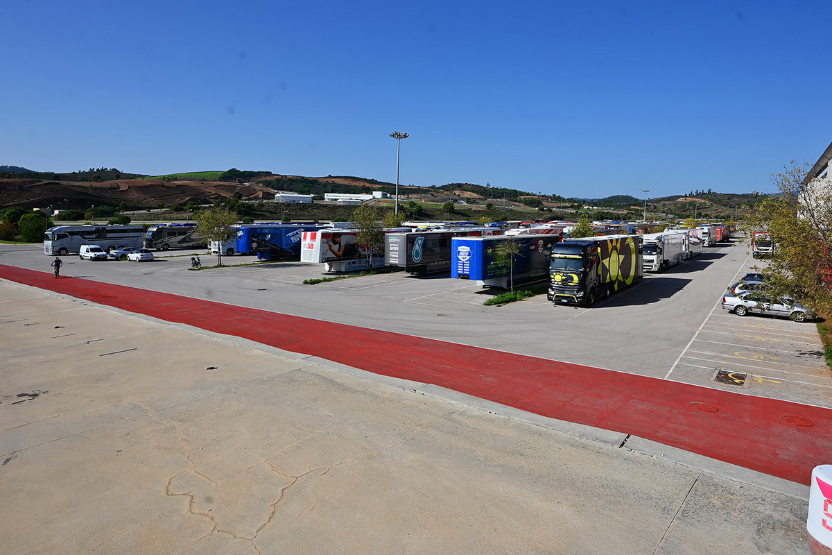 Команды MotoGP уже загнездились в паддоке Autodromo do Algarve