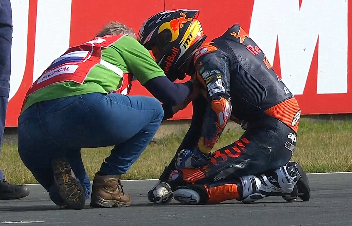 Лидер чемпионата Moto3 Педро Акоста травмирован на FP3 в Ассене