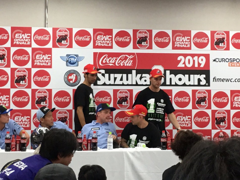 Финальная пресс-конференция состоялась спустя 2 часа после финиша, и Kawasaki были в футболках с №1