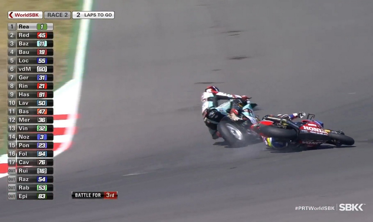 Вот этот инцидент на предпоследнем круге PRTWorldSBK Вот этот инцидент на предпоследнем круге PRTWorldSBK
