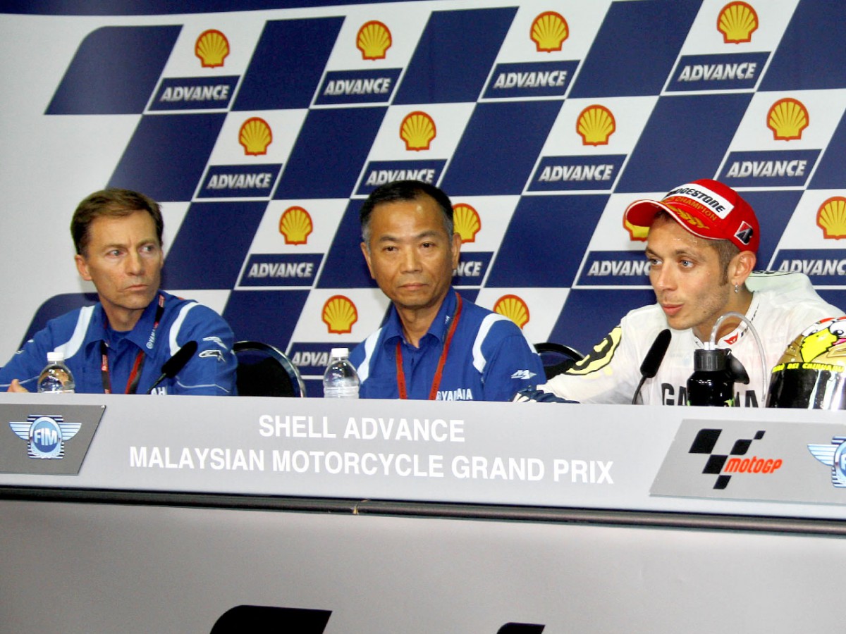 Босс программы Yamaha в MotoGP Масао Фурусава (в центре)