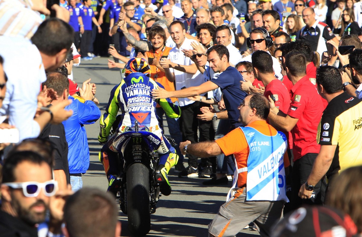 Ricardo Tormo Circuit встречает Валентино Росси на финише, аплодируя стоя