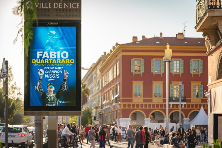 Всю Ниццу увешали плакатами с изображением чемпиона MotoGP Фабио Куартараро