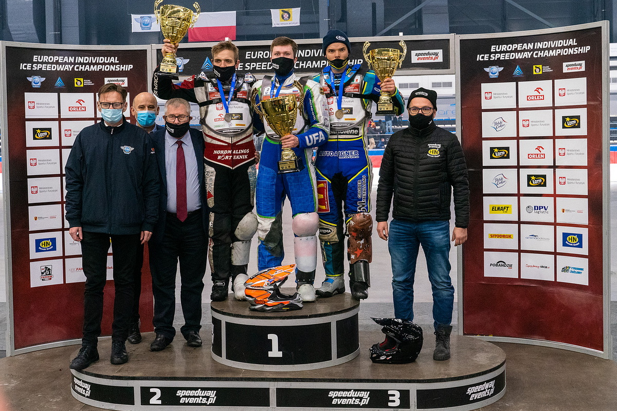 Подиум Чемпионата Европы по мотогонкам на льду 2021 года - Никита Богданов победил!