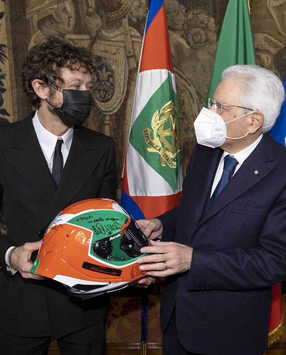 Валентино Росси презентовал Президенту Италии свой шлем с автографом