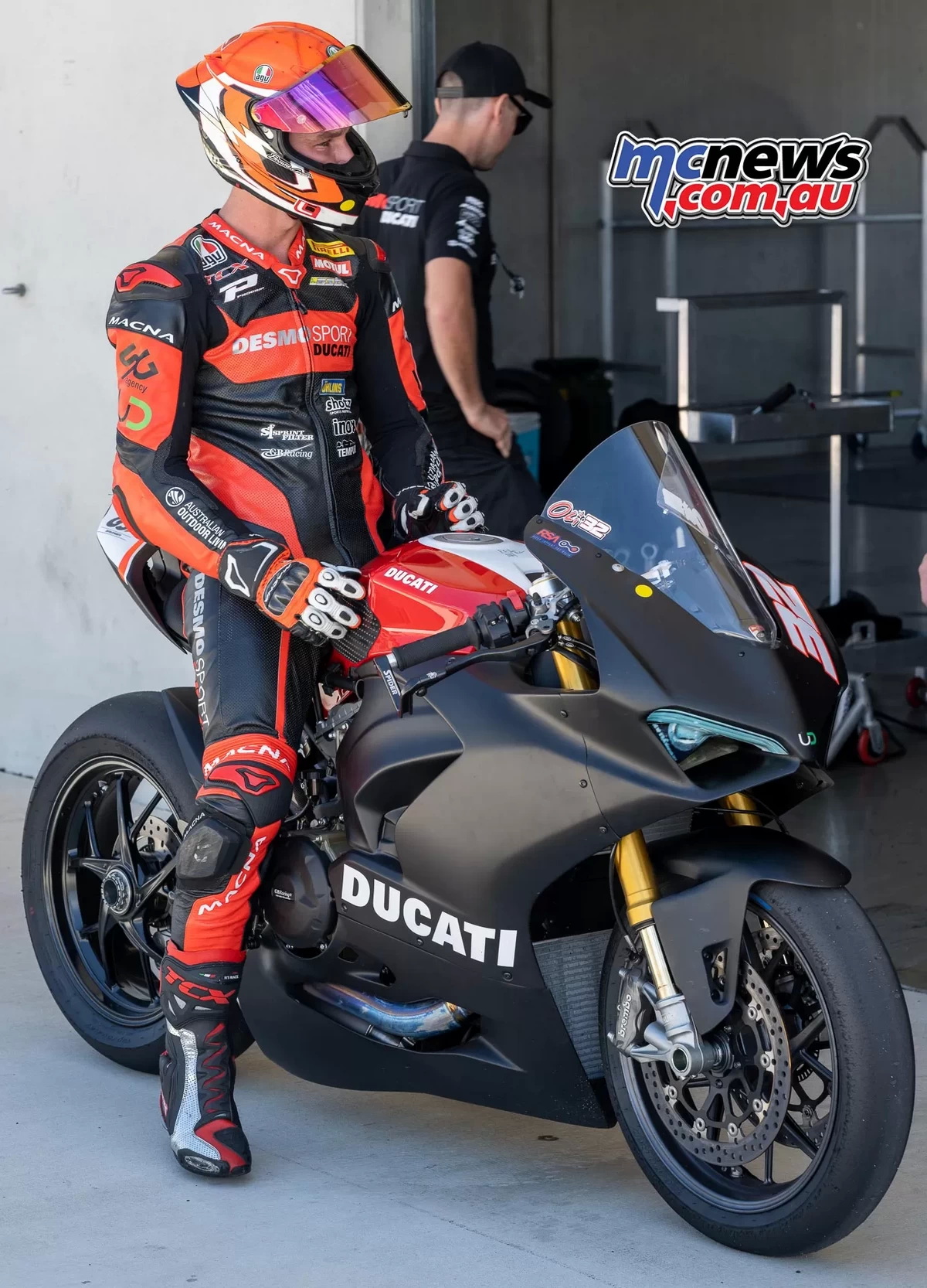Фотографии mcnews.com.au - Оли Бейлисс и его новый Ducati V2 на тестах в The Bend