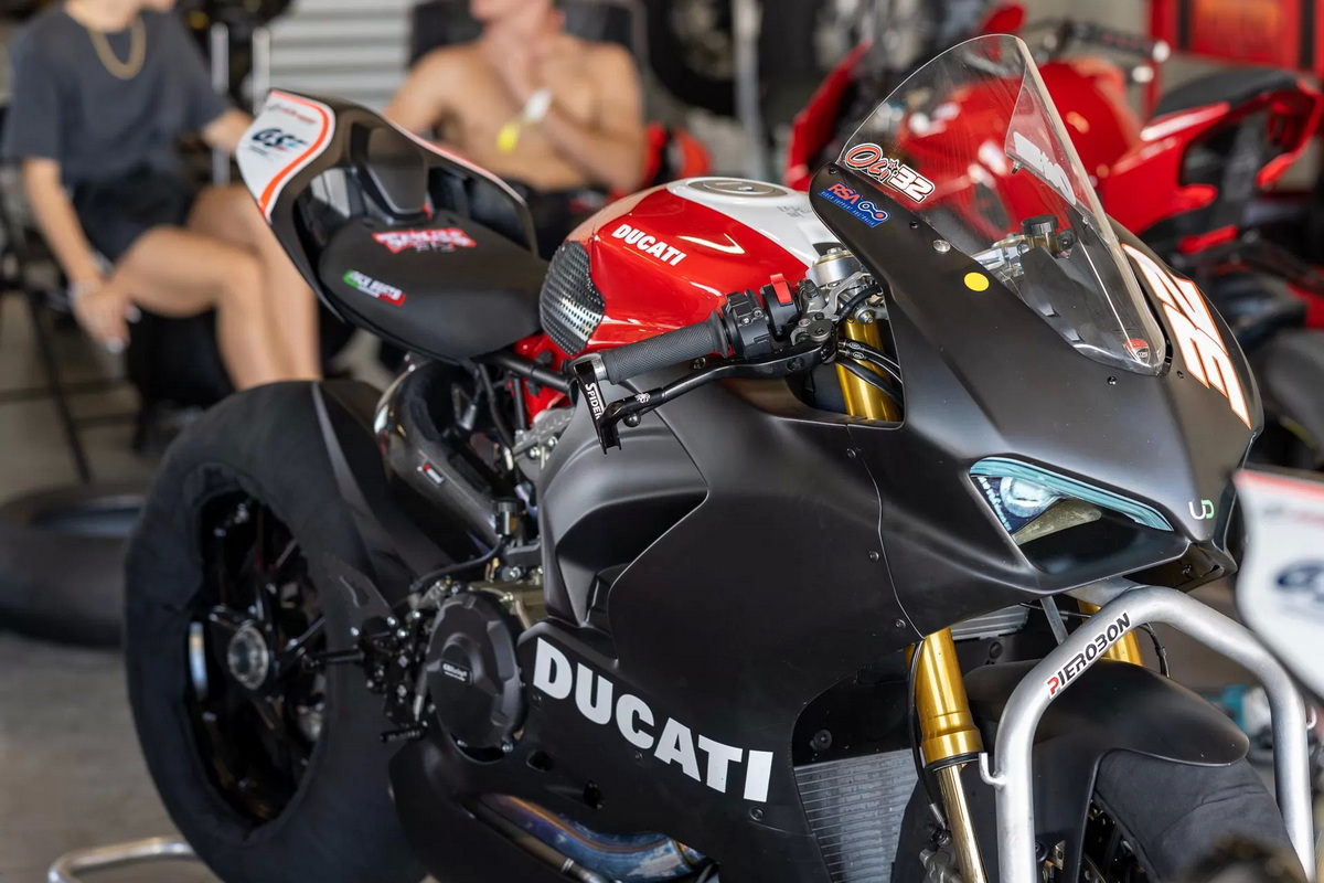 Оли Бейлисс и его новый Ducati V2 на тестах в The Bend