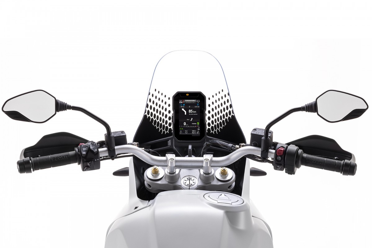 Первый раллийный мотоцикл Ducati DesertX (2022) - за рулем