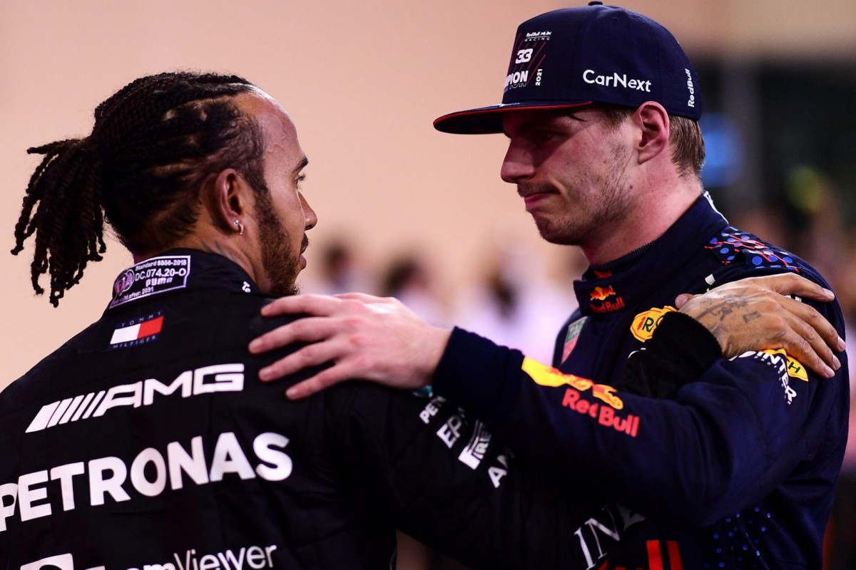 Чемпион Формулы-1 2021 года Макс Ферстаппен и Льюис Хэмилтон на подиуме в Абу-Даби
