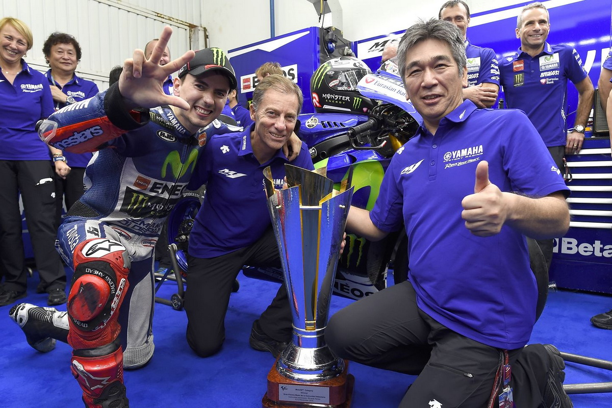 Лин Джарвис (в центре) и босс Yamaha Mission One Project Куити Тсудзи (справа) празднуют победу Хорхе Лоренцо в 2015 году