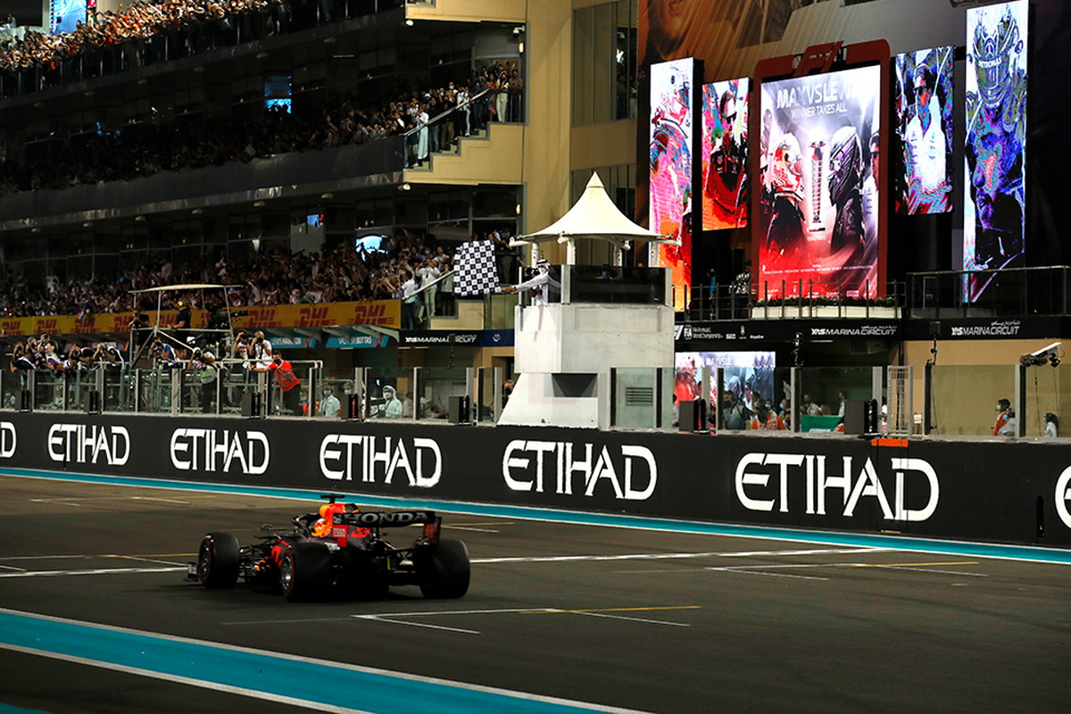 Макс Ферстаппен выигрывает финал Формулы-1 в Абу-Даби и становится чемпионом мира