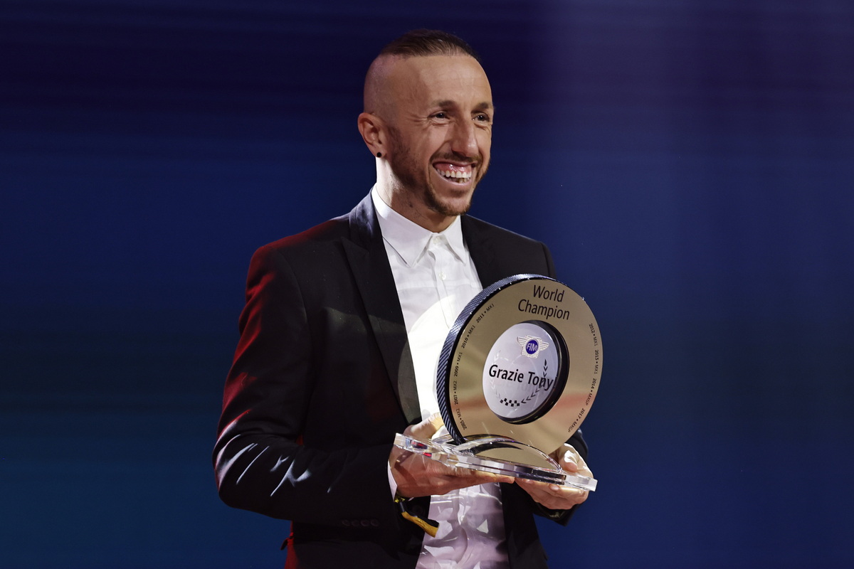 Антонио Кайроли вручили особую награду FIM за достижения в ходе 18-летней карьеры