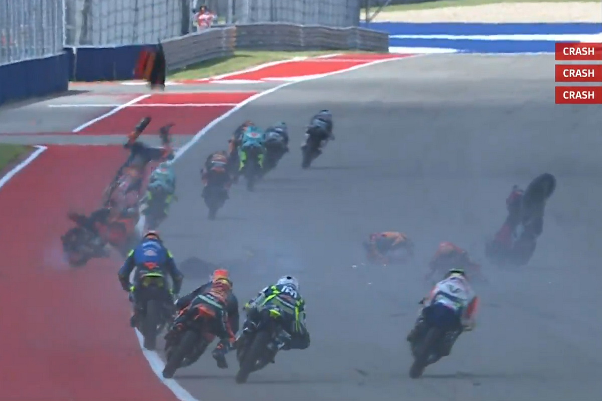 Большой крэш в гонке Moto3 вынудил Дирекцию остановить заезд