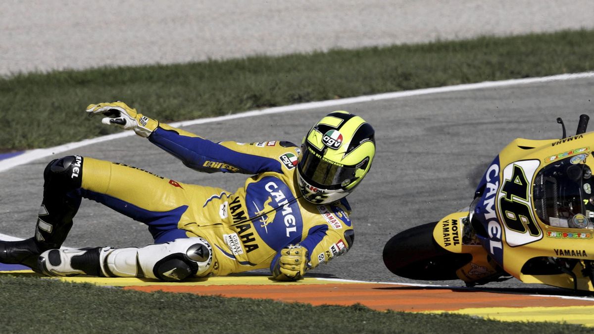 Валентино Росси упал на 5-м круге Гран-При Валенсии в 2006 году и потерял титул