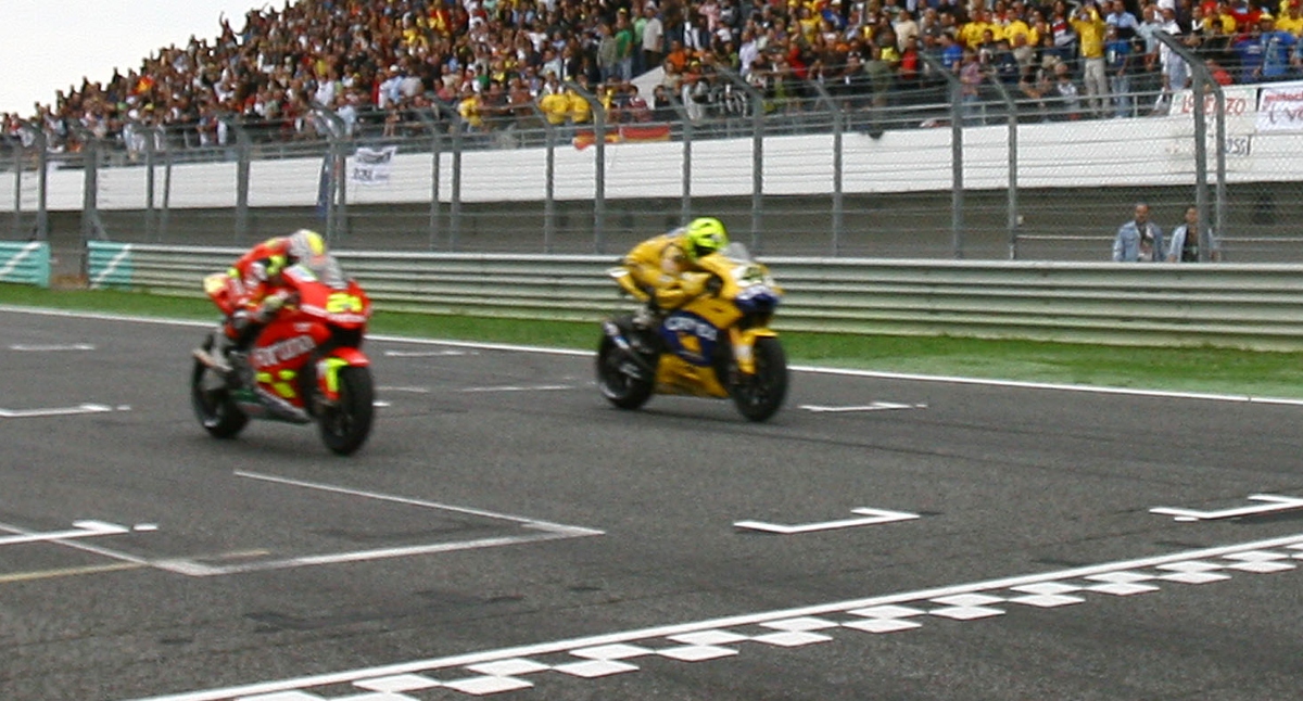 Финиш Гран-При Португалии 2006 года: всего 0.002 секунды между Элиасом и Росси решили судьбу титула MotoGP!