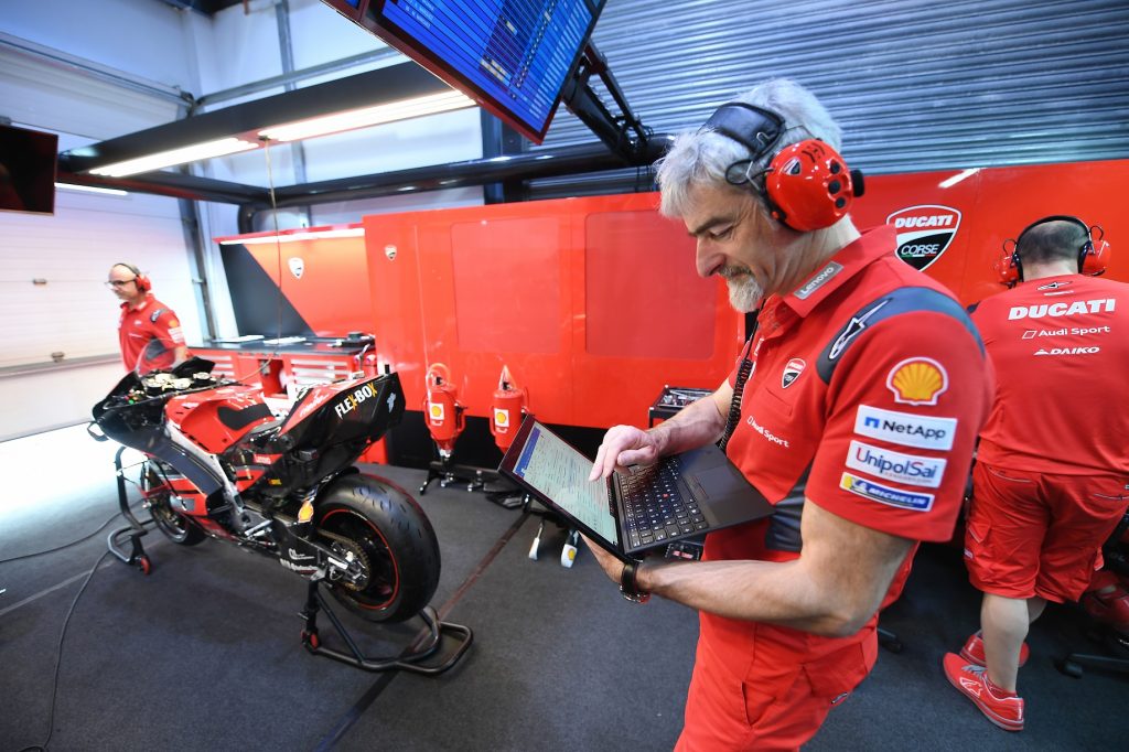 Босс Ducati Corse Луиджи ДальИнья с ноутбуком Lenovo в руках