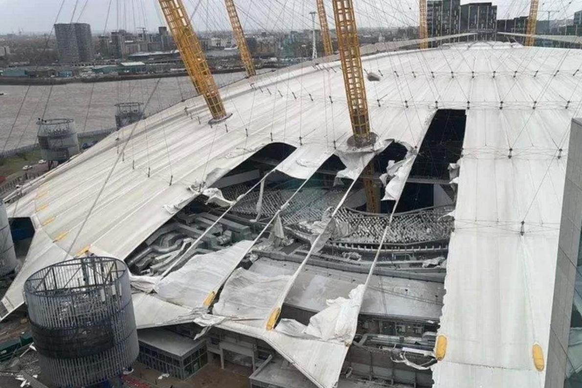 С лондонской O2 Arena ураганным ветром сорвало Купол Тысячелетия