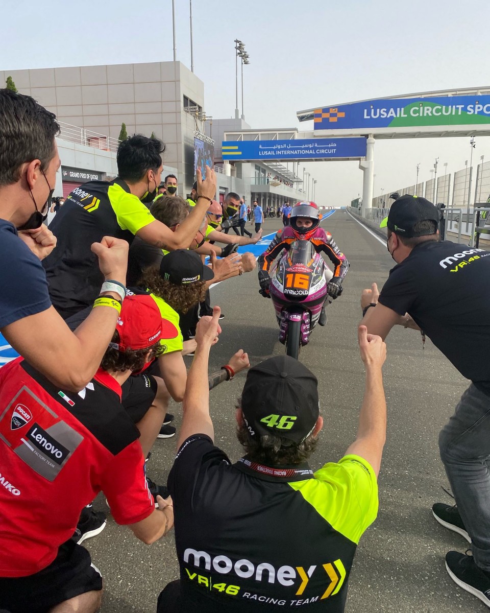 Выпускники VR46 Riders Academy приветствовали Андреа Миньо на пит-лейне в Катаре