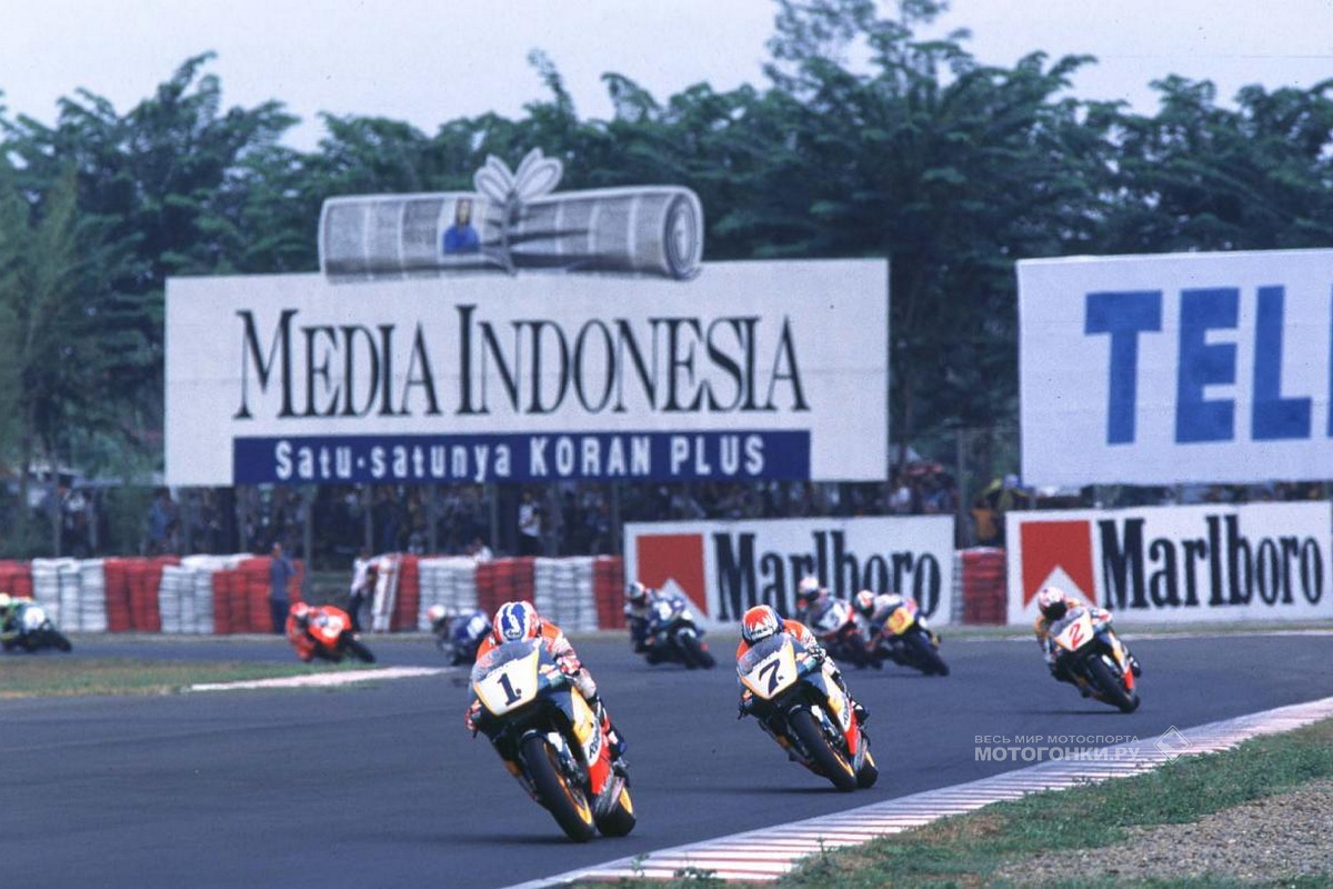 Гран-При Индонезии MotoGP (1997) - Теди Окада, Мик Дуэйн и Алекс Кривье из Repsol Honda возглавляют гонку