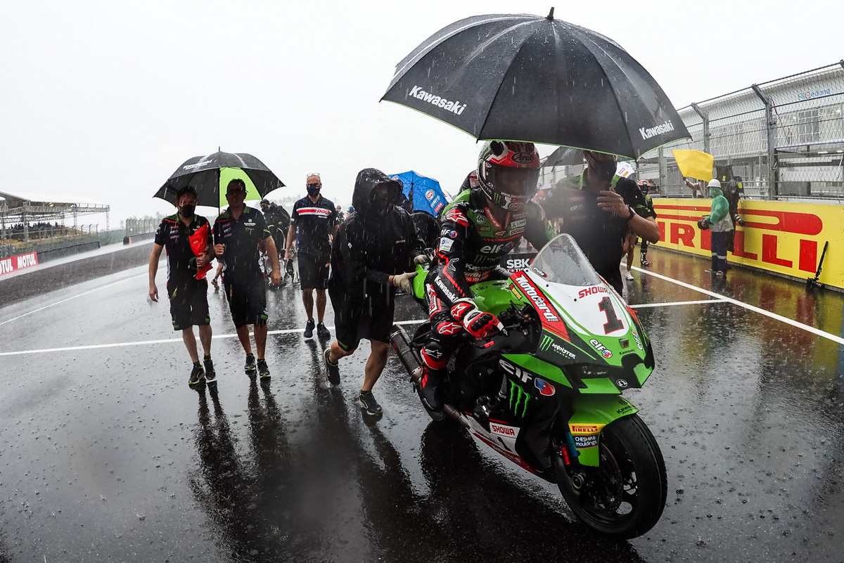 Субботняя гонка WorldSBK была отменена из-за невозможности проводить ее под проливным дождем