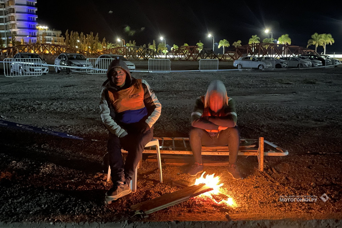 Ночью в Тукумане очень холодно, поэтому сотрудники Termas de Rio Hondo греются, как могут