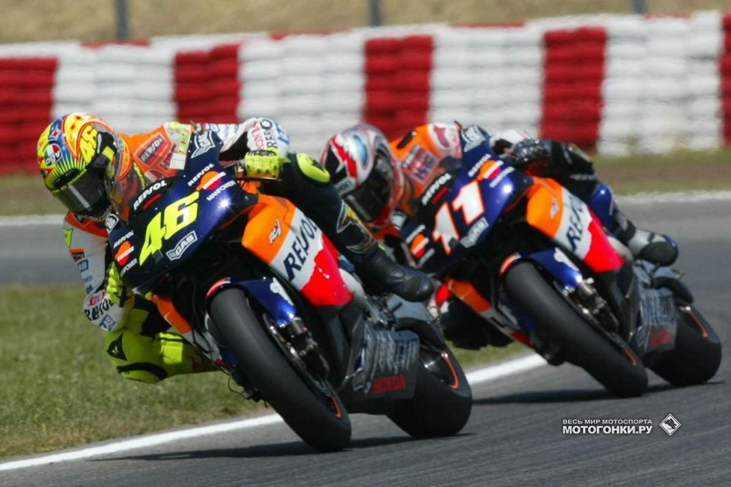 Валентино Росси против Тору Укавы (Repsol Honda) в схватке за титул MotoGP 2002 года