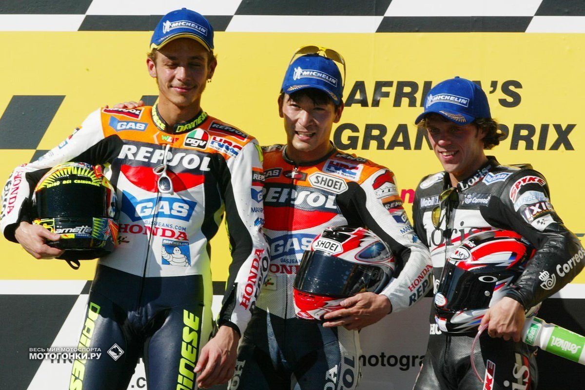 Валентино Росси и Тору Укава (Repsol Honda) на подиуме MotoGP в ЮАР 2002 года