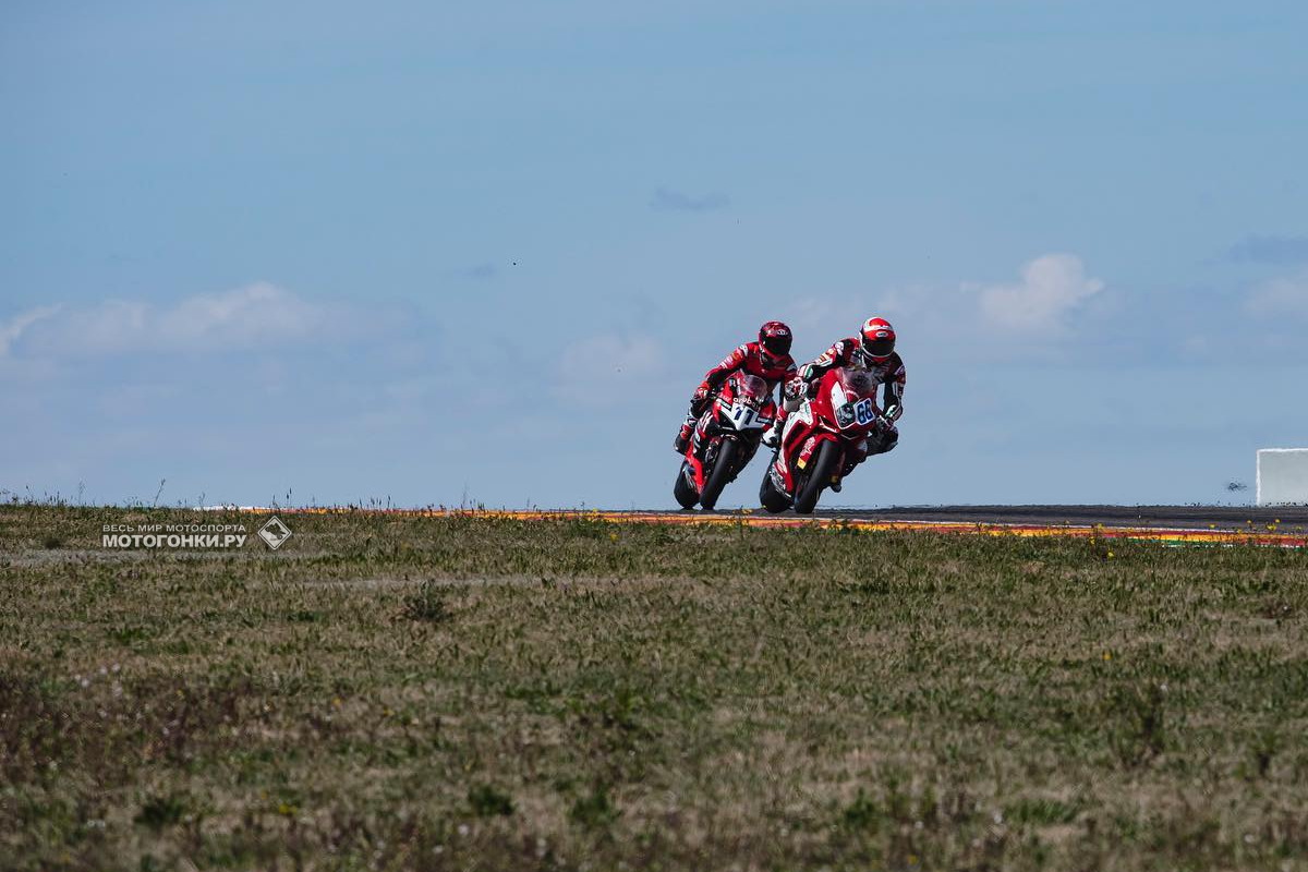 Дуэль Туули на MV Agusta и Николо Булеги на Ducati V2 в Арагоне